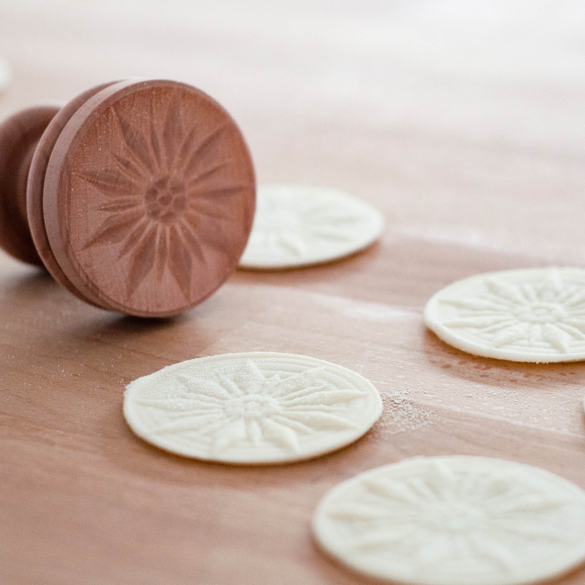 Learning to use a corzetti stamp! #corzetti #italianfood #pastatiktok