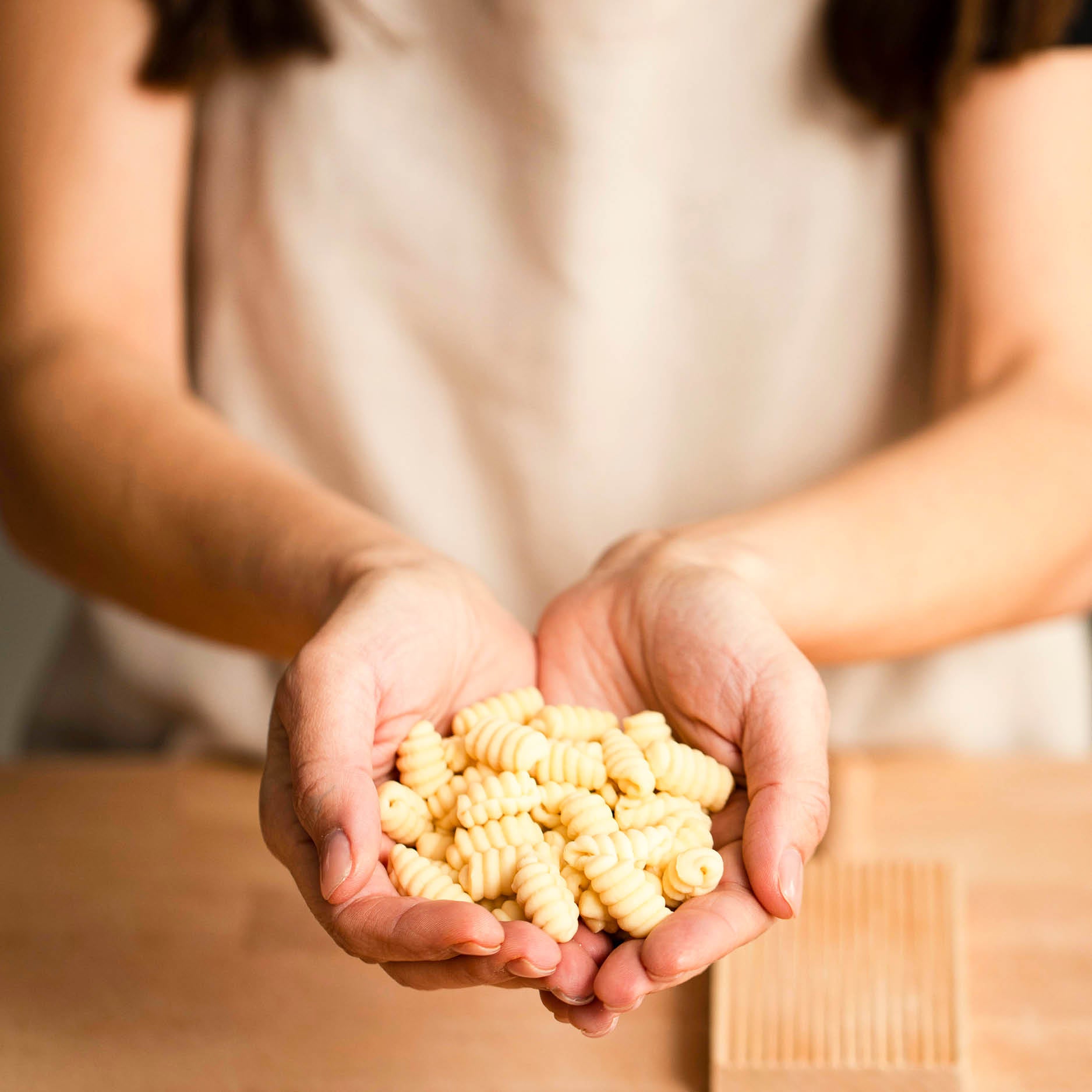Simone Agostino holding a handful of shaped gnocchetti sardi.